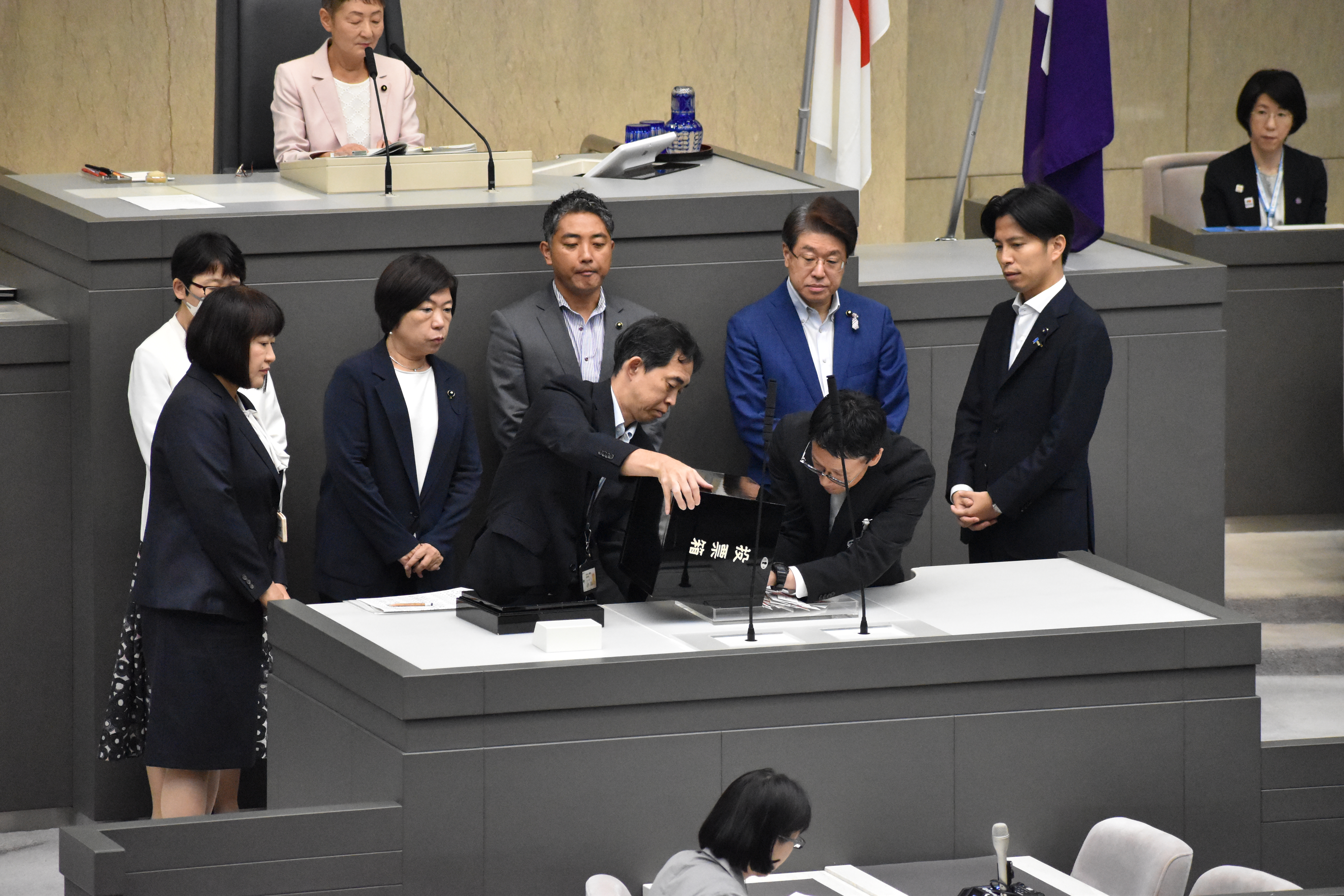 開票を見守る各会派からの立会人