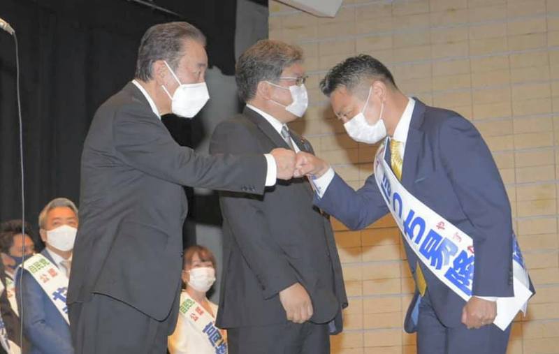 都議選公認証授与式にて 恩師 鴨下一郎都連会長とグータッチ ほっち易隆 ホッチヤスタカ 選挙ドットコム