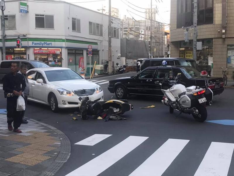 事務所前で 高齢者運転の自家用車とバイク事故 夕方 事務所前の交差点が何やら騒がしくなりました 犬伏秀一 イヌブシヒデカズ 選挙ドットコム