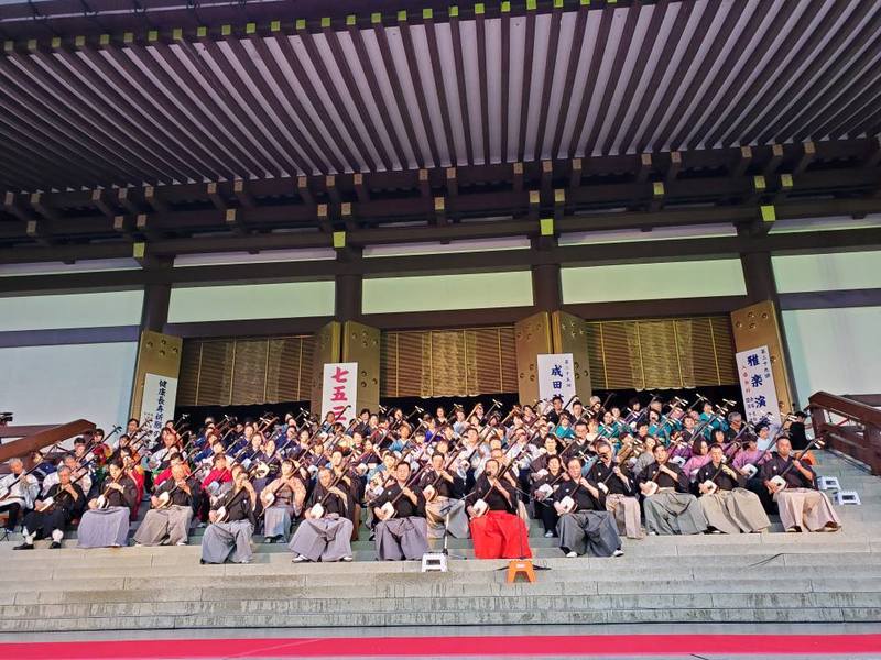 大本山成田山新勝寺奉納 津軽三味線大演奏会 夕方より成田山大本堂前に特設ステージを設けた総勢 鳥海直樹 トリウミナオキ 選挙ドットコム